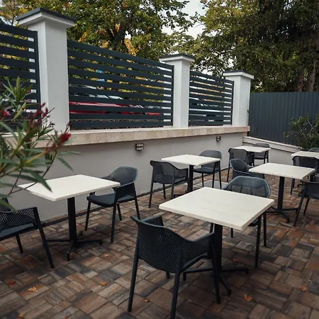 Oda ve Kahvaltı Lumen Gasztropanzio 4*